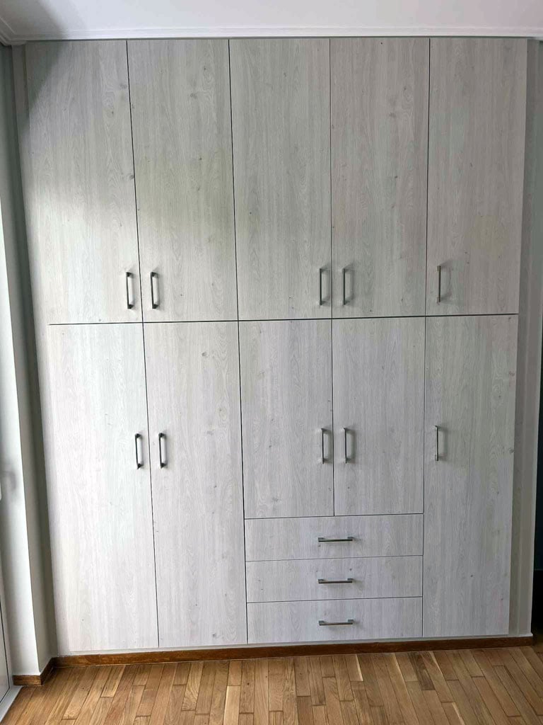 Ανακαίνιση υπνοδωματίου στον Άλιμο με εντοιχισμένη λευκή ντουλάπα και αποθηκευτικούς χώρους από την Chroma Decor