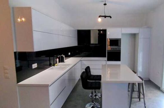 Ανακαίνιση σπιτιού στα Πετράλωνα με ενιαία κουζίνα και νησίδα