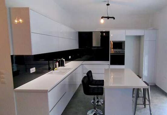 Ανακαίνιση σπιτιού στα Πετράλωνα με ενιαία κουζίνα και νησίδα