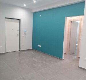 Ανακαίνιση σπιτιού στην Καλλιθέα με μοντέρνο σαλόνι και διακοσμητικό μπλε τοίχο