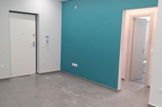 Ανακαίνιση σπιτιού στην Καλλιθέα με μοντέρνο σαλόνι και διακοσμητικό μπλε τοίχο