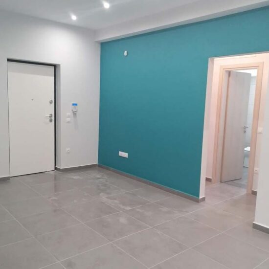 Ανακαίνιση σπιτιού στην Καλλιθέα με μοντέρνο σαλόνι και διακοσμητικό μπλε τοίχο