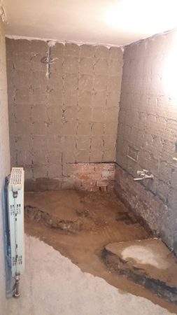 Αποξήλωση δαπέδου και τοιχοποιίας σε ολική ανακαίνιση κατοικίας στην Καισαριανή