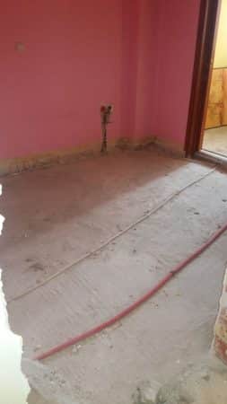 Εξομάλυνση δαπέδου μετά την αποξήλωση σε ολική ανακαίνιση στην Καισαριανή