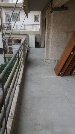 Προετοιμασία δαπέδου μπαλκονιού για τοποθέτηση πλακιδίων σε ανακαίνιση στην Καισαριανή