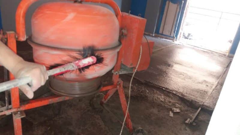 Μπετονιέρα σε λειτουργία κατά τη διάρκεια ολικής ανακαίνισης κατοικίας στην Καισαριανή