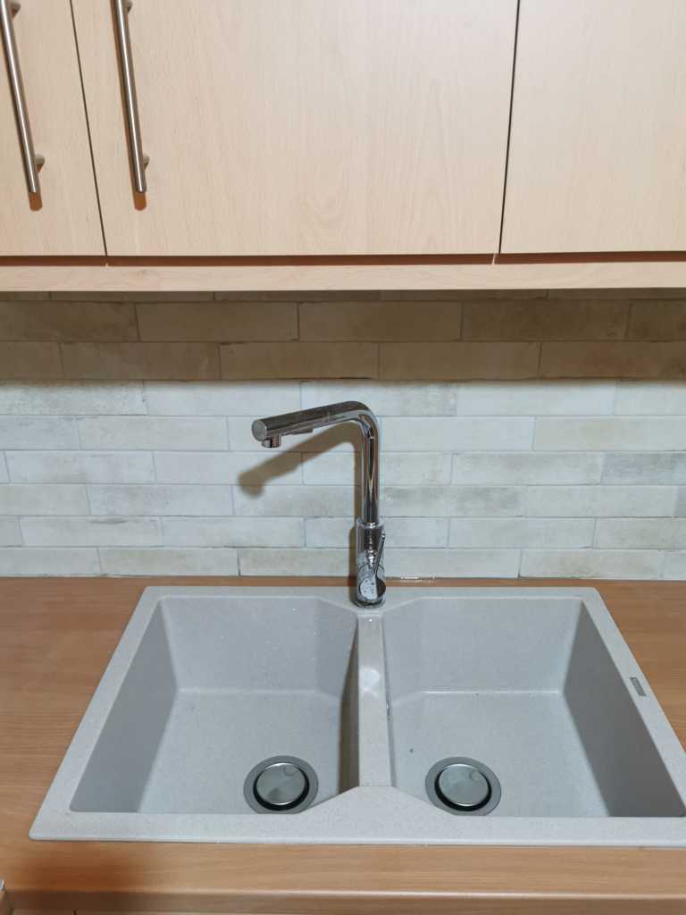 Διπλός γρανιτένιος νεροχύτης κουζίνας με μοντέρνα μπαταρία μετά την ανακαίνιση