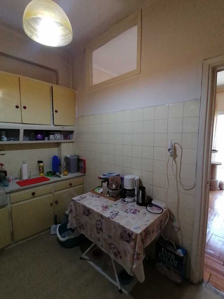 Παλιά κουζίνα πριν την ανακαίνιση με παλαιά πλακάκια τοίχου και φθαρμένα ντουλάπια