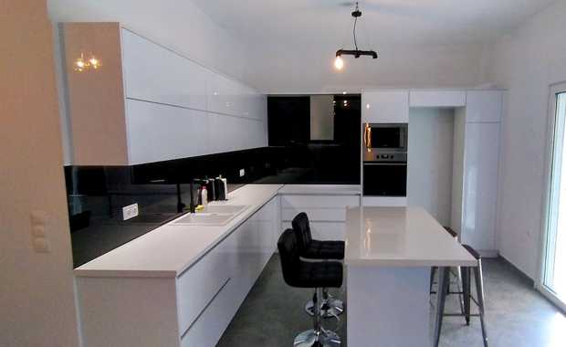 ανακαίνιση κουζίνας στην Αθήνα με μοντέρνο σχεδιασμό και νησίδα κουζίνας