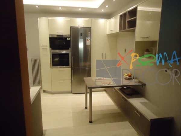 Ανακαίνιση κουζίνας στα Κάτω Πετράλωνα με εντοιχισμένο φούρνο, ψυγείο inox και τραπέζι πάσου