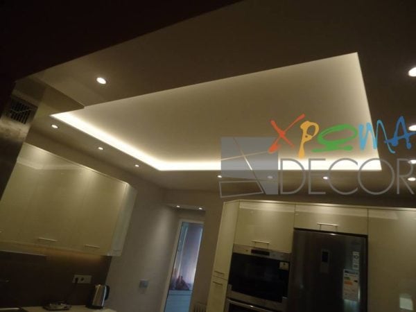 Ανακαίνιση κουζίνας στα Κάτω Πετράλωνα με κρυφό φωτισμό οροφής και εντοιχισμένες συσκευές