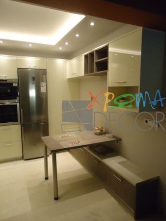 Ανακαίνιση κουζίνας στα Κάτω Πετράλωνα με τραπεζάκι προέκτασης και εντοιχισμένες συσκευές