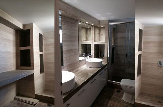 Μοντέρνα ανακαίνιση μπάνιου με χτιστή ντουζιέρα και εσοχές αποθήκευσης