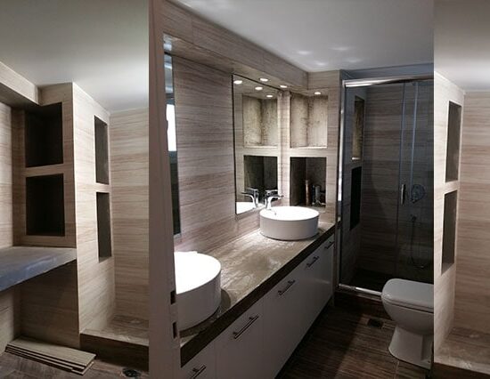 Μοντέρνα ανακαίνιση μπάνιου με χτιστή ντουζιέρα και εσοχές αποθήκευσης