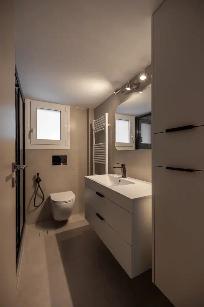 Σύγχρονη ανακαίνιση μπάνιου με κρεμαστό έπιπλο, κρεμαστή λεκάνη και μπαταρία gunmetal