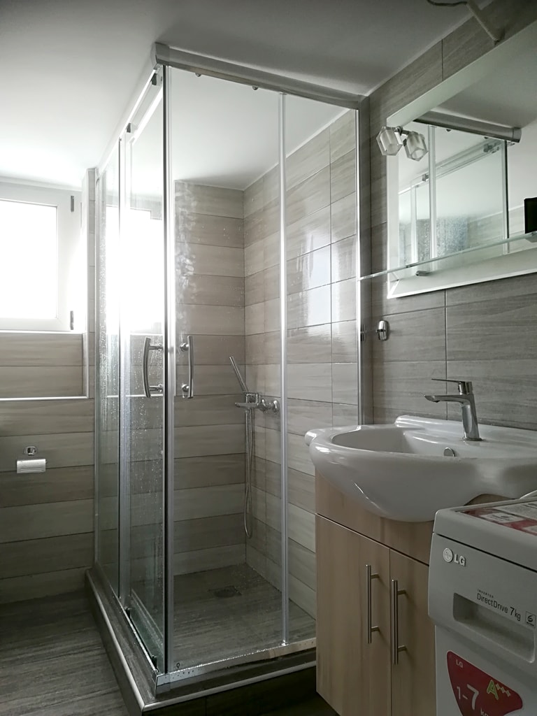 Ανακαίνιση μπάνιου στην Ηλιούπολη με καμπίνα ντουζιέρας και μοντέρνα πλακάκια