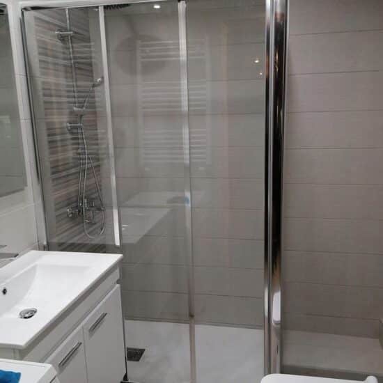 Ανακαίνιση μπάνιου στον Πειραιά με μοντέρνο νιπτήρα και γυάλινη ντουζιέρα