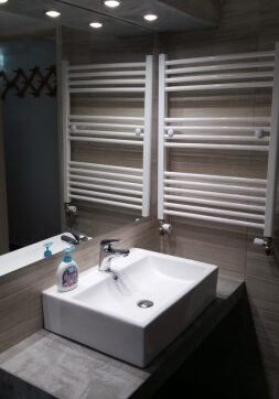 Μοντέρνο μπάνιο με γκρι πλακάκια σε ανακαίνιση μπάνιου στον Νέο Κόσμο Αθήνας