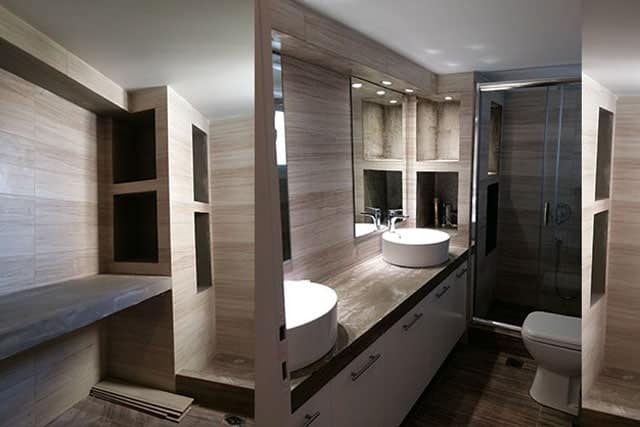 Ολική ανακαίνιση μπάνιου με διπλό νιπτήρα, ντουζιέρα και επένδυση πλακιδίων σε γήινους τόνους