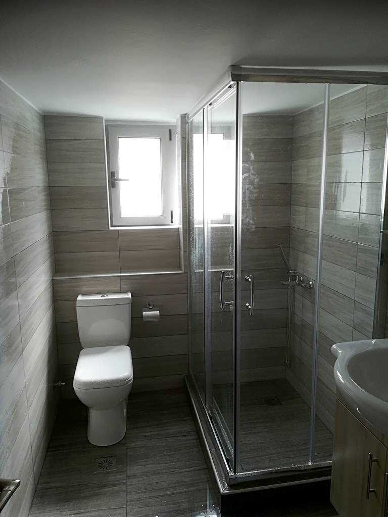 Ανακαίνιση μπάνιου στην Ηλιούπολη με καμπίνα ντουζιέρας και γκρι πλακάκια