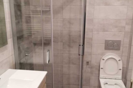 Ανακαίνιση μπάνιου στην Καλλιθέα με ντουζιέρα και κρεμαστή λεκάνη