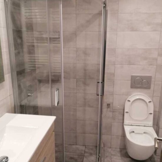 Ανακαίνιση μπάνιου στην Καλλιθέα με ντουζιέρα και κρεμαστή λεκάνη