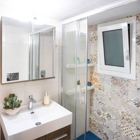 Ανακαίνιση μπάνιου στην Καλλιθέα με καμπίνα ντους και διακοσμητικά πλακάκια patchwork