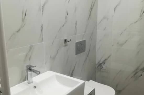 Ανακαίνιση μπάνιου στο Κερατσίνι με πλακάκια τύπου μάρμαρο και minimal σχεδιασμό