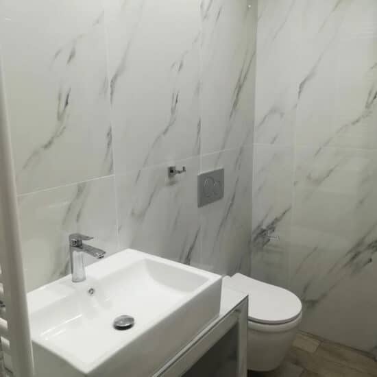 Ανακαίνιση μπάνιου στο Κερατσίνι με πλακάκια τύπου μάρμαρο και minimal σχεδιασμό