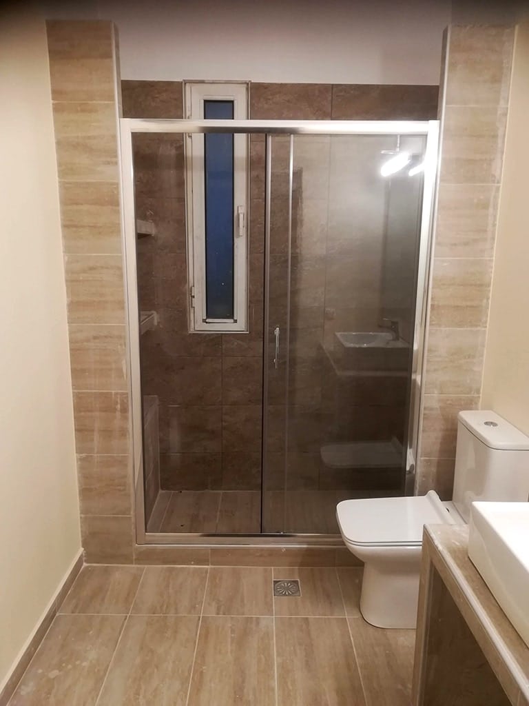 ανακαινισμένο μπάνιο με χτιστή ντουζιέρα και καμπίνα ντουζιέρας στον Άγιο Στέφανο