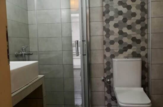 ανακαίνιση μπάνιου στη Νίκαια με καμπίνα ντουζιέρας και μοντέρνα πλακάκια