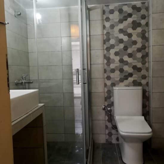 ανακαίνιση μπάνιου στη Νίκαια με καμπίνα ντουζιέρας και μοντέρνα πλακάκια