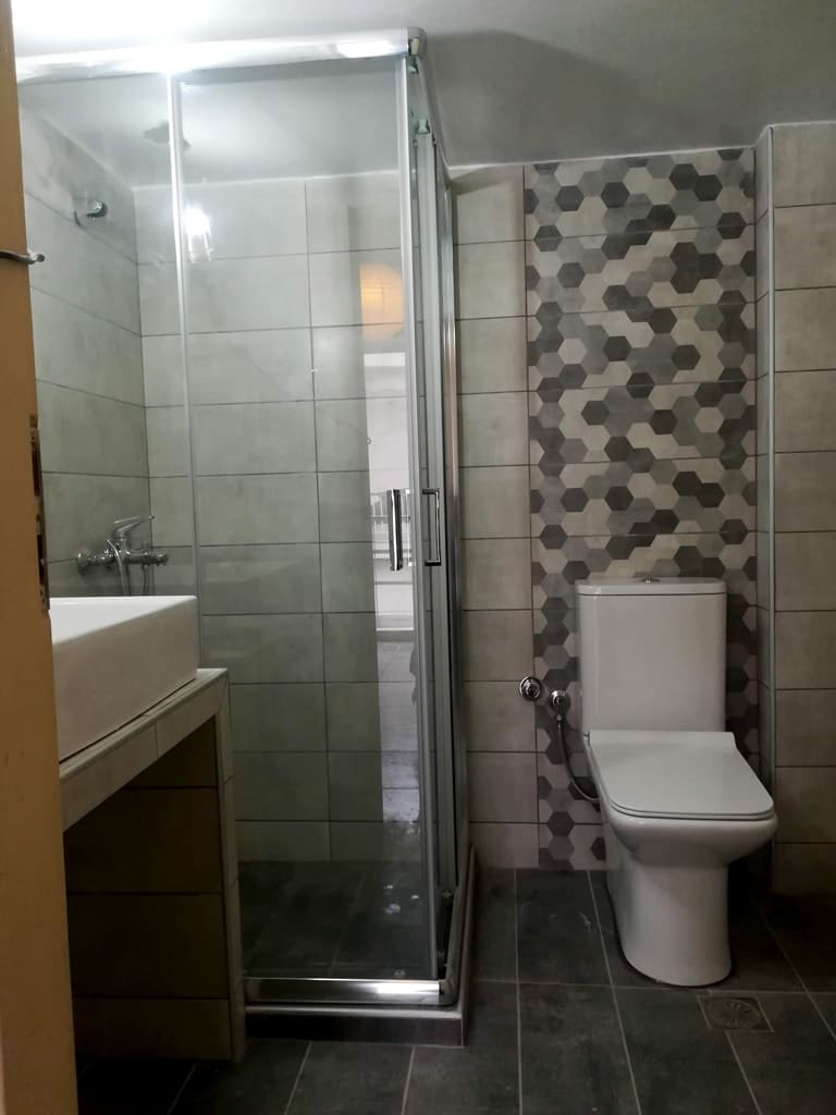 ανακαίνιση μπάνιου στη Νίκαια με καμπίνα ντουζιέρας και μοντέρνα πλακάκια