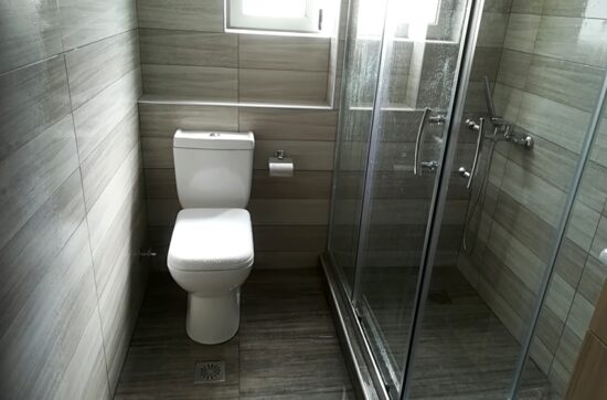 Ανακαίνιση μπάνιου με ντουζιέρα και γυάλινο διαχωριστικό