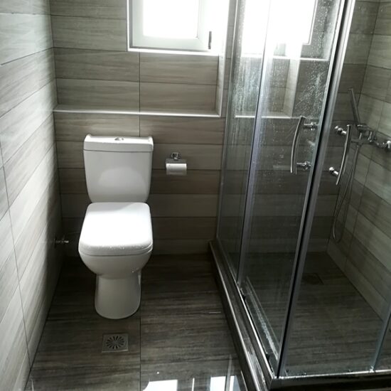 Ανακαίνιση μπάνιου με ντουζιέρα και γυάλινο διαχωριστικό