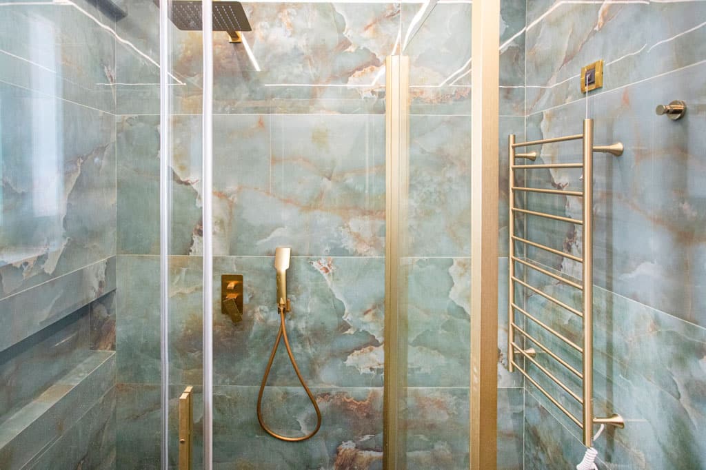 Ντουζιέρα μπάνιου με γυάλινο διαχωριστικό, θερμαντικό σώμα και πλακίδια μαρμάρου σε ανακαίνιση στα Πατήσια