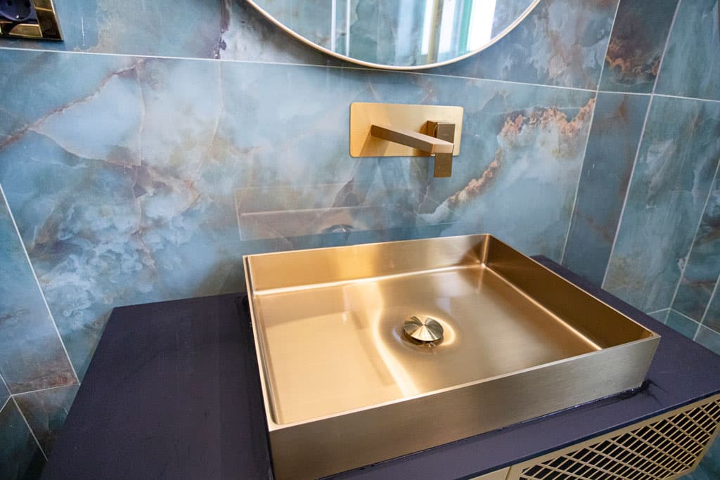 Μεταλλικός νιπτήρας μπάνιου με επιτοίχια χρυσή μπαταρία σε ανακαίνιση στα Πατήσια