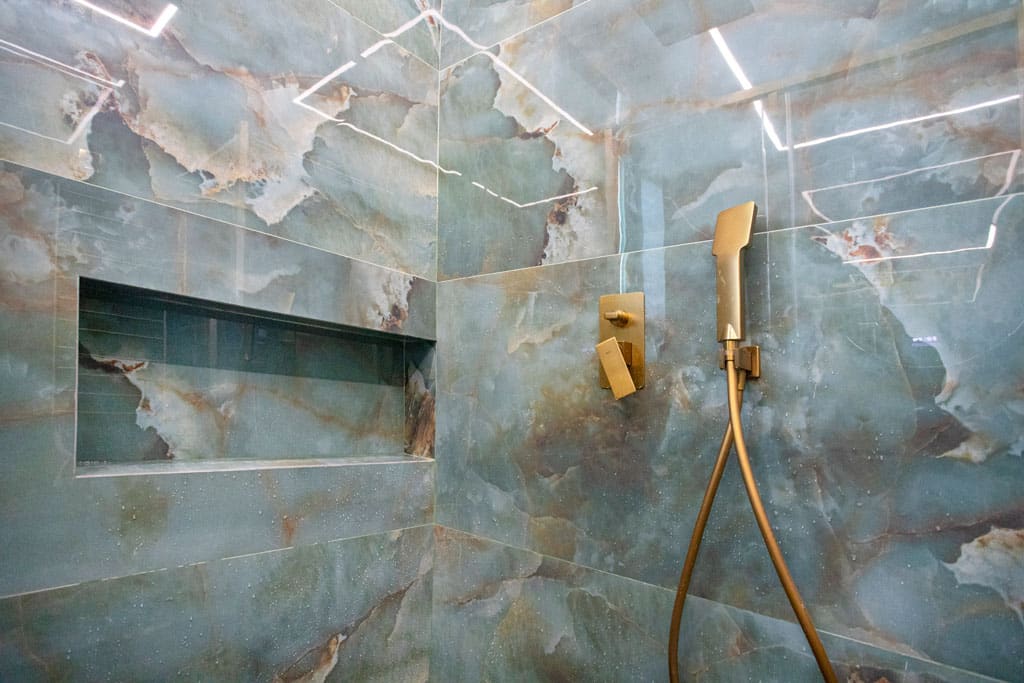 Walk-in ντους με εντοιχισμένη χρυσή μπαταρία και πλακίδια μαρμάρου σε ανακαίνιση μπάνιου στα Πατήσια