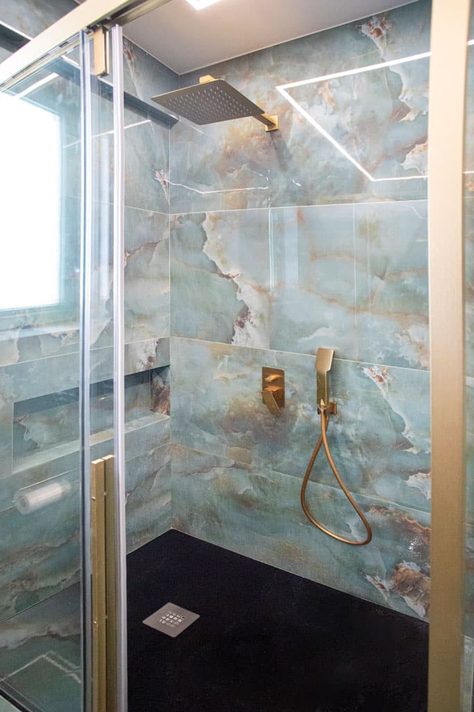 Luxury walk-in ντουζιέρα με χρυσό rain shower και μαύρη πλάκα ντουζιέρας από stone resin