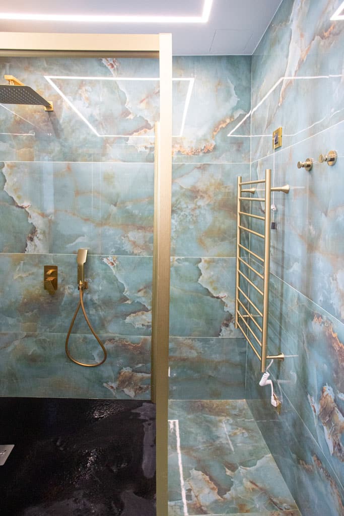 Walk-in ντουζιέρα με πλακίδια τύπου όνυχα, χρυσή μπαταρία και θερμαντικό σώμα σε ανακαινισμένο μπάνιο στα Πατήσια