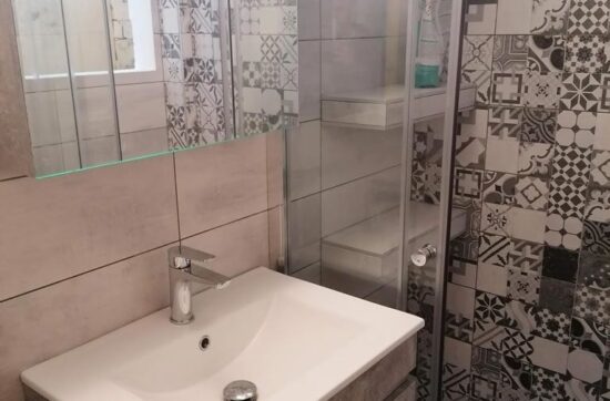 Ανακαίνιση μικρού μπάνιου στα Κάτω Πετράλωνα με μοντέρνο νιπτήρα και διακοσμητικά πλακάκια