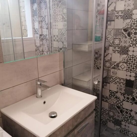 Ανακαίνιση μικρού μπάνιου στα Κάτω Πετράλωνα με μοντέρνο νιπτήρα και διακοσμητικά πλακάκια