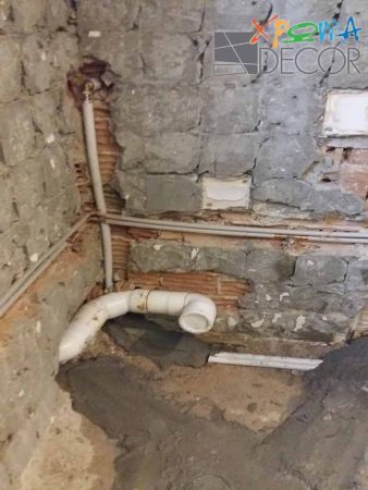 Νέα υδραυλική εγκατάσταση σε ανακαίνιση μπάνιου στο Θησείο πριν το κλείσιμο των τοίχων
