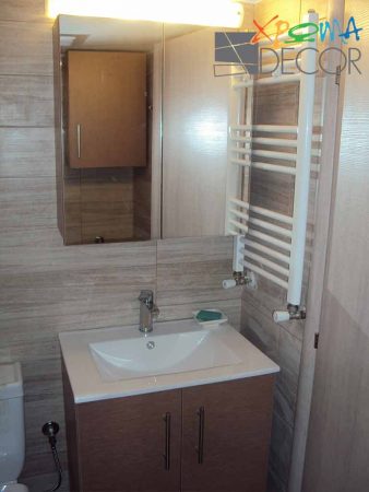 Ολοκληρωμένη ανακαίνιση μπάνιου στο Θησείο με νέο έπιπλο, καθρέφτη και θερμαντικό σώμα πετσετών