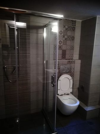 ανακαινισμένο μπάνιο με ντουζιέρα και κρεμαστή λεκάνη σε ανακαίνιση μπάνιου στον Βύρωνα