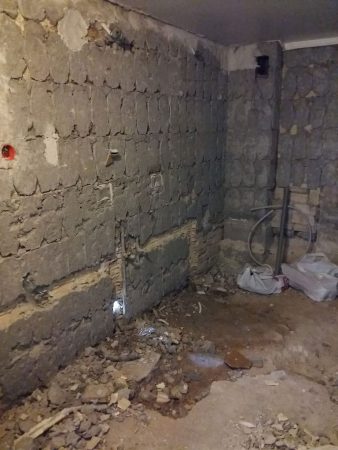 Ξεκίνημα ολικής ανακαίνισης μπάνιου στον Ταύρο με καθαίρεση πλακιδίων