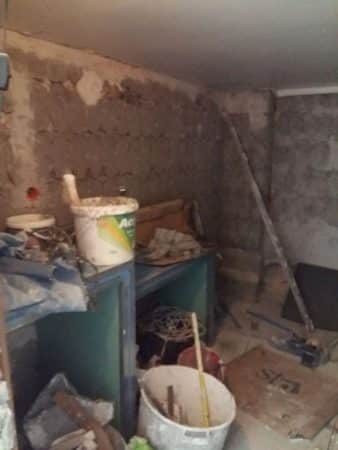 Στάδιο καθαίρεσης πριν την ανακαίνιση μπάνιου στα Πετράλωνα