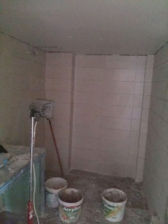 Τοποθέτηση πλακιδίων σε ανακαίνιση μπάνιου στα Πετράλωνα