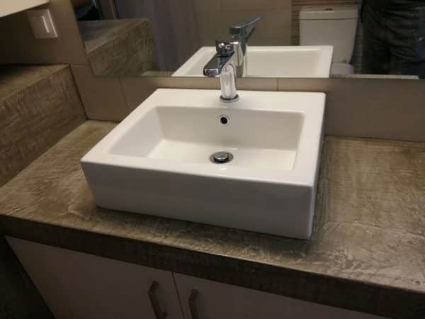 Επιτραπέζιος νιπτήρας σε ανακαίνιση μπάνιου στα Πετράλωνα