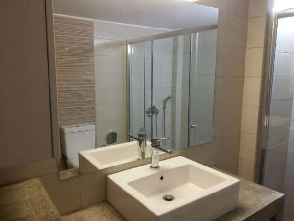 Ολοκληρωμένη ανακαίνιση μπάνιου στα Πετράλωνα με μοντέρνο νιπτήρα και καμπίνα ντουζιέρας